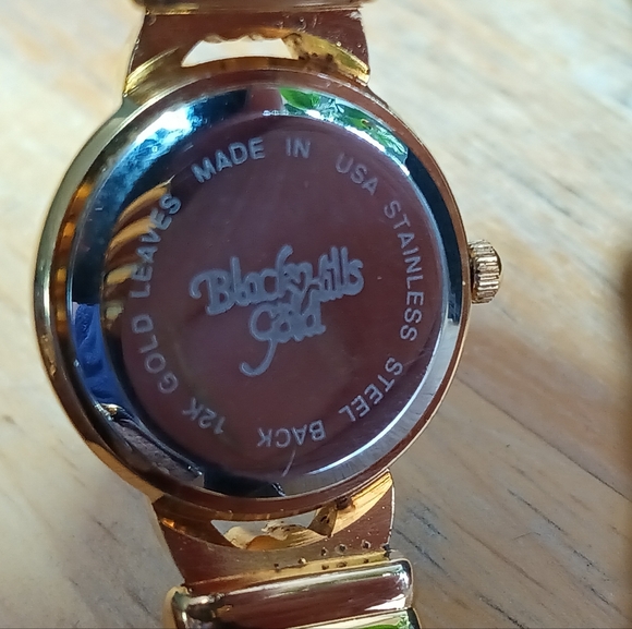 X Ladies Quartz Black Hills Gold watch. Gold tone case real gold leaves black - Picture 5 of 6
